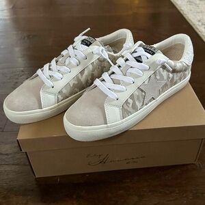 Vintage Havana-Camo Print Star Sneakers-size 8 NEW